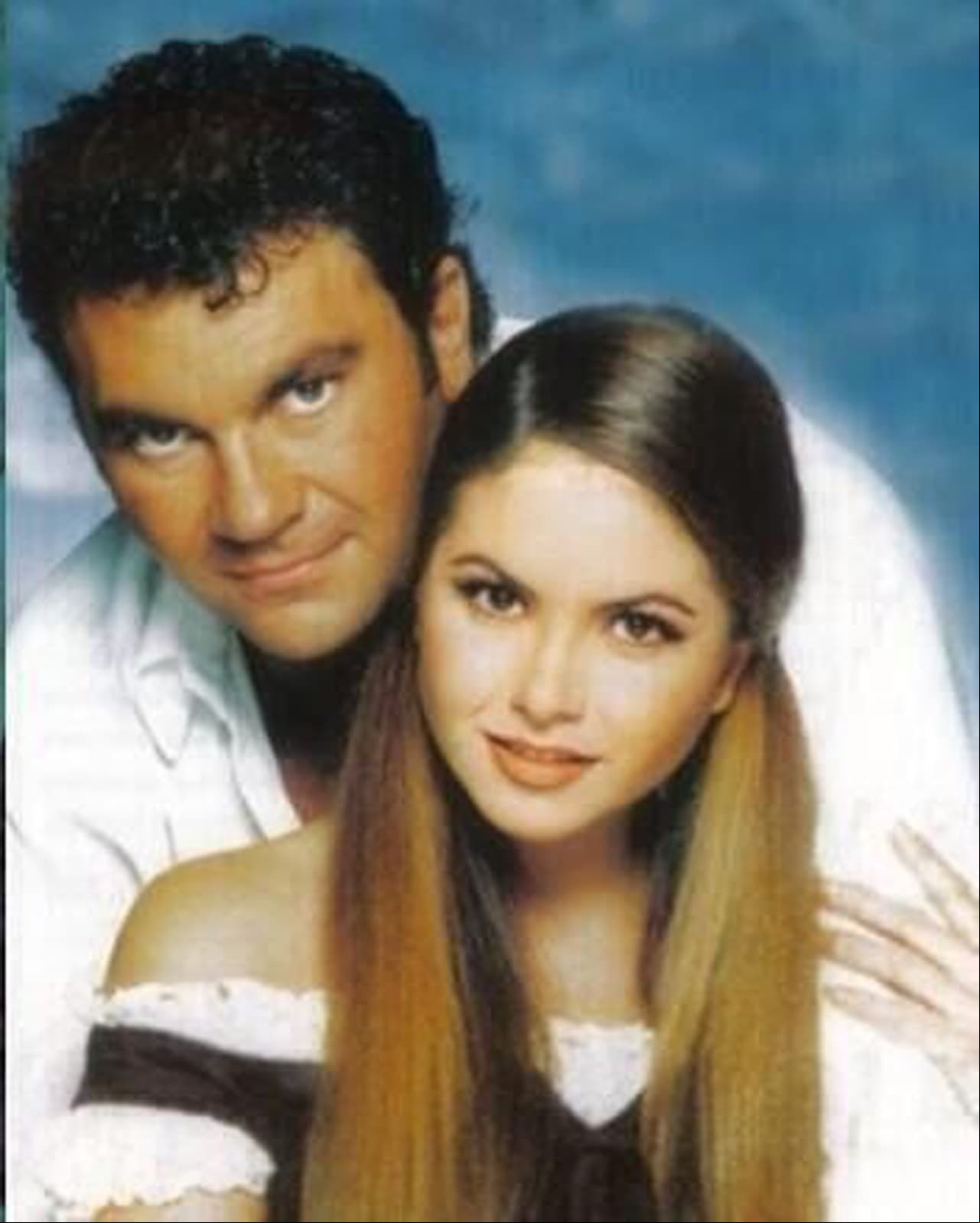 Luego de dos años de noviazgo, Lucero y Manuel Mijares se juraron amor eterno el 18 de enero de 1997 ante cientos de invitados y millones de espectadores, pues el enlace matrimonial fue transmitido completamente en vivo por la señal de Televisa.