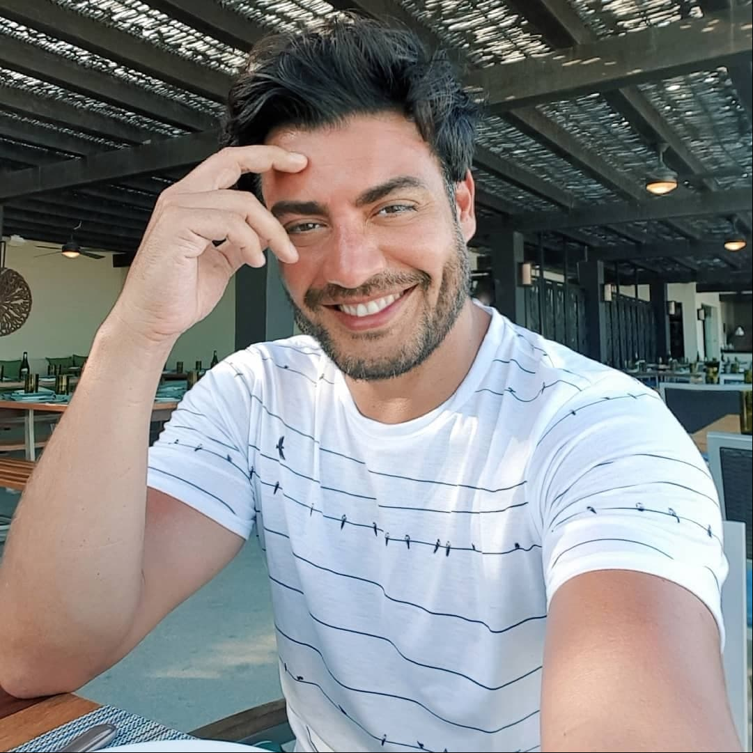 Ya sea en teatro, cine o televisión, Andrés ha mostrado su talento y ha revelado estar en constante búsqueda de papeles que lo hagan crecer como actor.