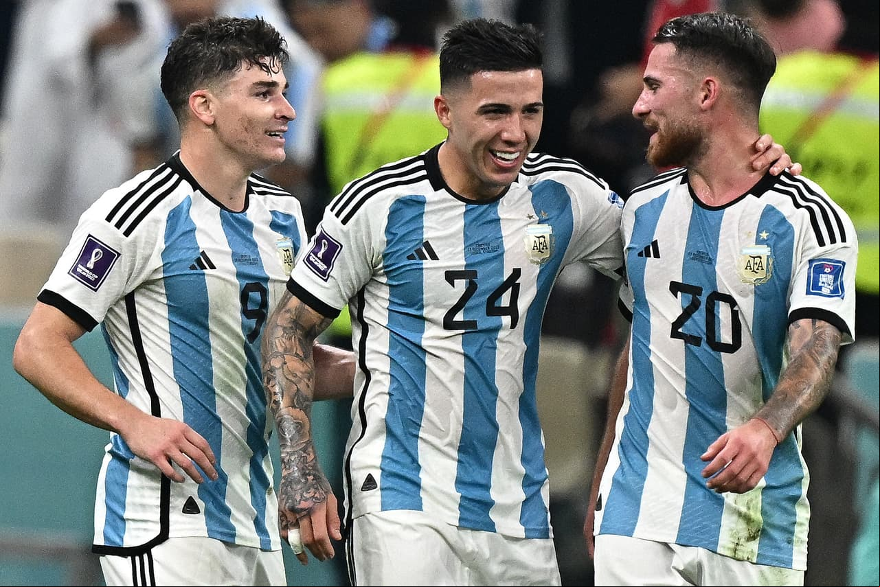 Julián Álvarez, Enzo Fernández y Alexis Mac Allister festejan después del tanto de la Araña a los 39' para el 2-0 en Lusail.