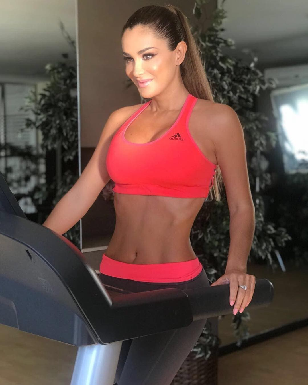 Su primera producción discográfica llevó por título Ninel Conde (2003)
