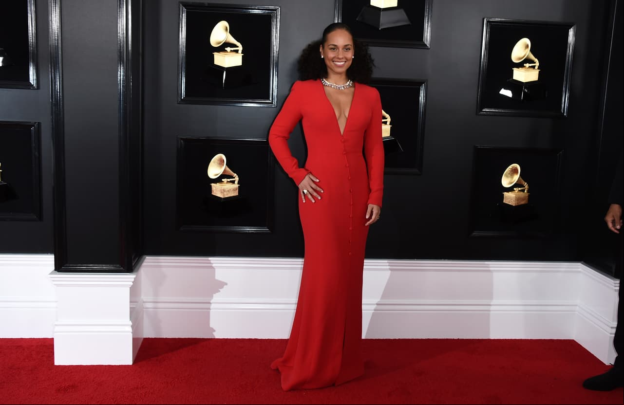 Alicia Keys, quien estuvo a cargo de la conducción de la ceremonia portó un vestido rojo