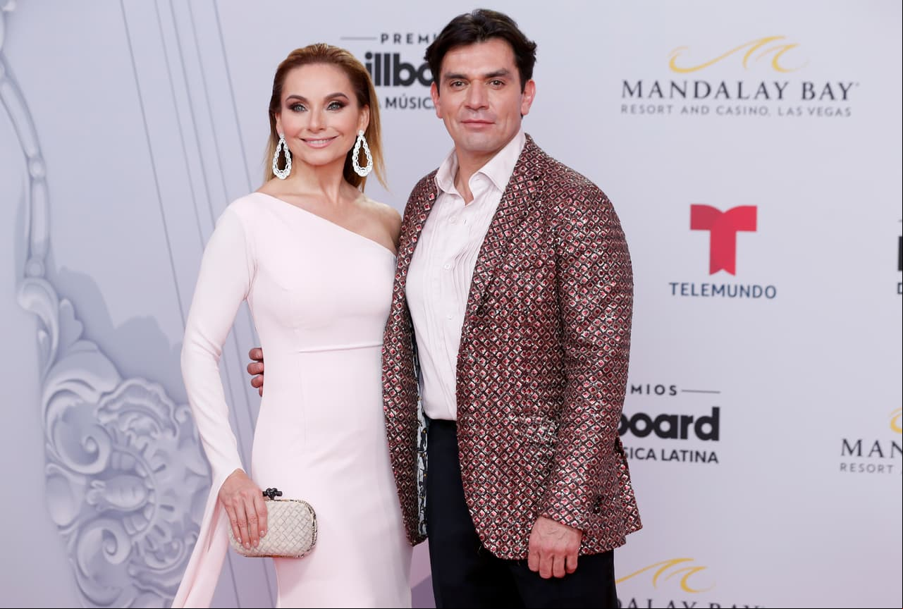 Elizabeth Álvarez desfiló de la mano de su esposo Jorge Salinas, siendo de las parejas más románticas de la noche.