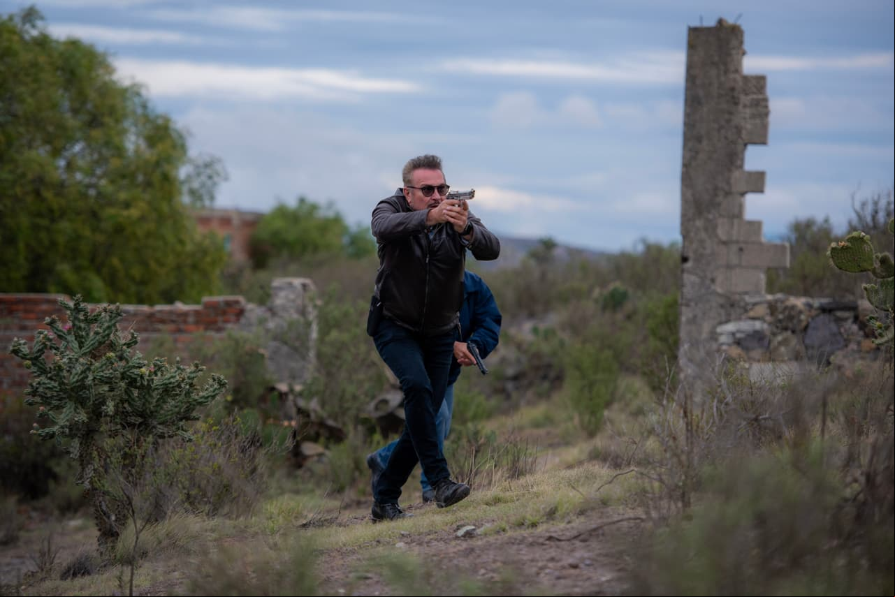 El comandante Juárez y la policía llegan al lugar de los hechos.