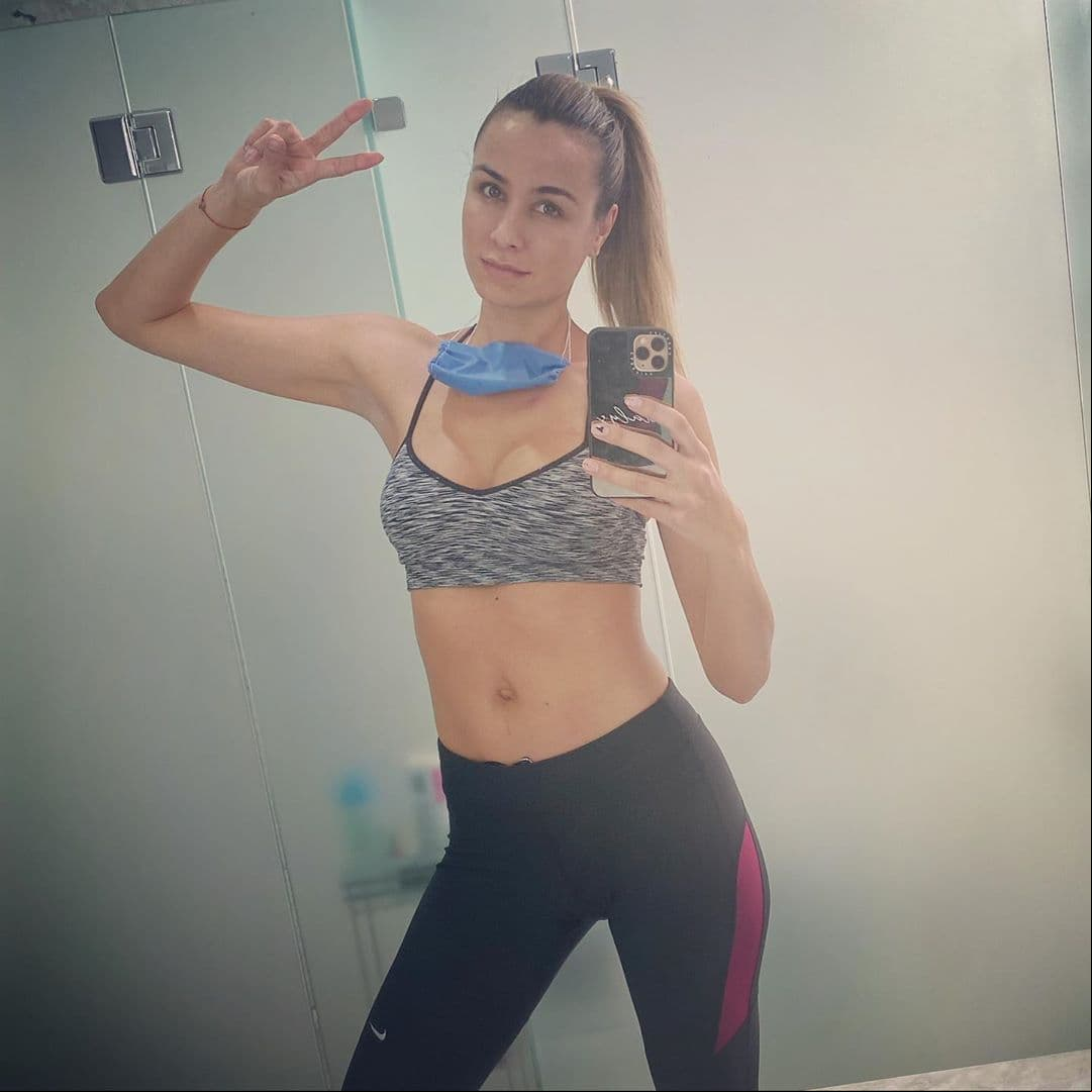 “Una de las cosas que más extrañé en esta cuarentena, además de este no señor, sino chavo, joven, muñeco (no me dijo él que lo presentara así, pero me nació), bueno fue su parrilla. ¿Qué nos va a preparar el día de hoy? Unas hamburguesas que ya están aquí listas”, dijo Odalys Ramírez, quien, en una más de las historias, aclaró que antes de tan exquisito festín hubo entrenamiento duro.