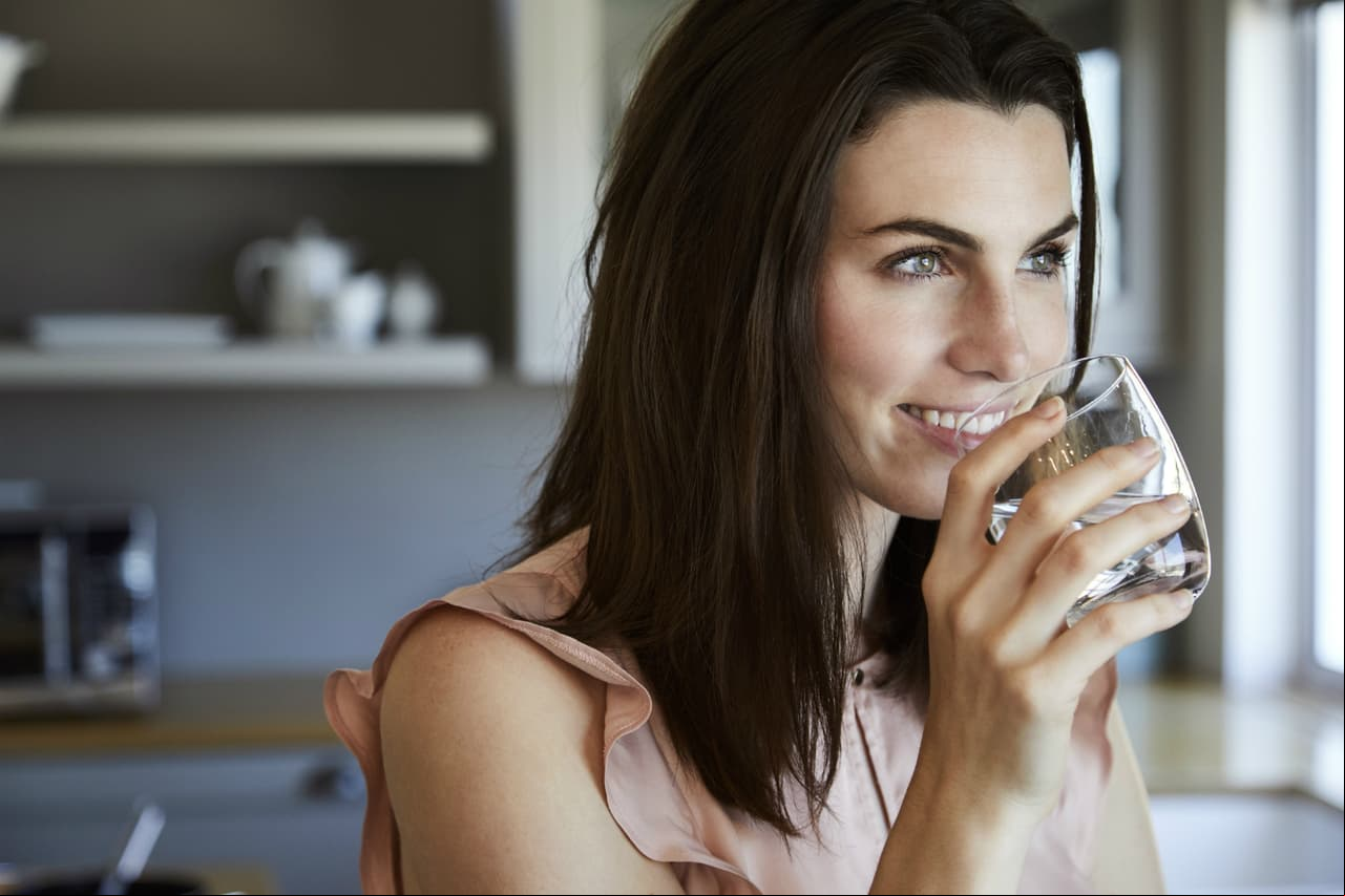 5. Agua: Te permite humectar tu piel, además retrasa la aparición de arrugas.