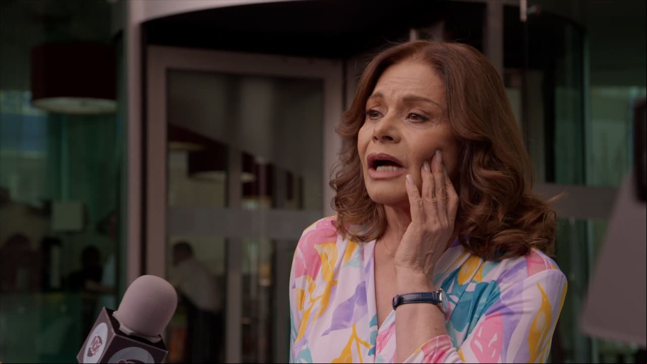 La Señora García disfruta sus cinco minutos de fama ante la prensa y da declaraciones afuera del hospital
