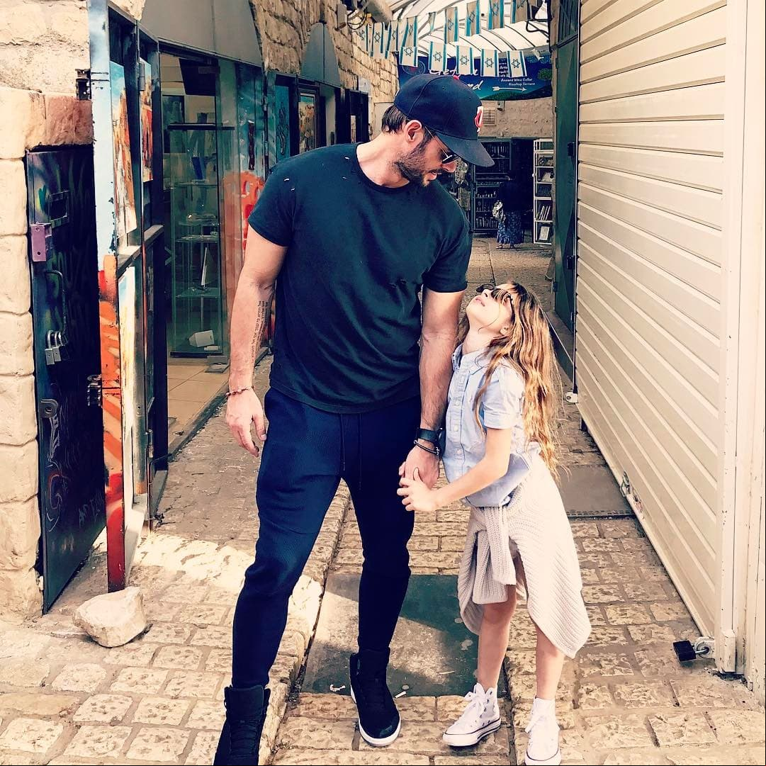 “Feliz día del padre, te amo mucho. Eres tan divertido, me haces muy feliz y eres mi héroe. ¡Siempre te iraré y seré tu chica!”, explicó Kailey en una publicación muy especial.