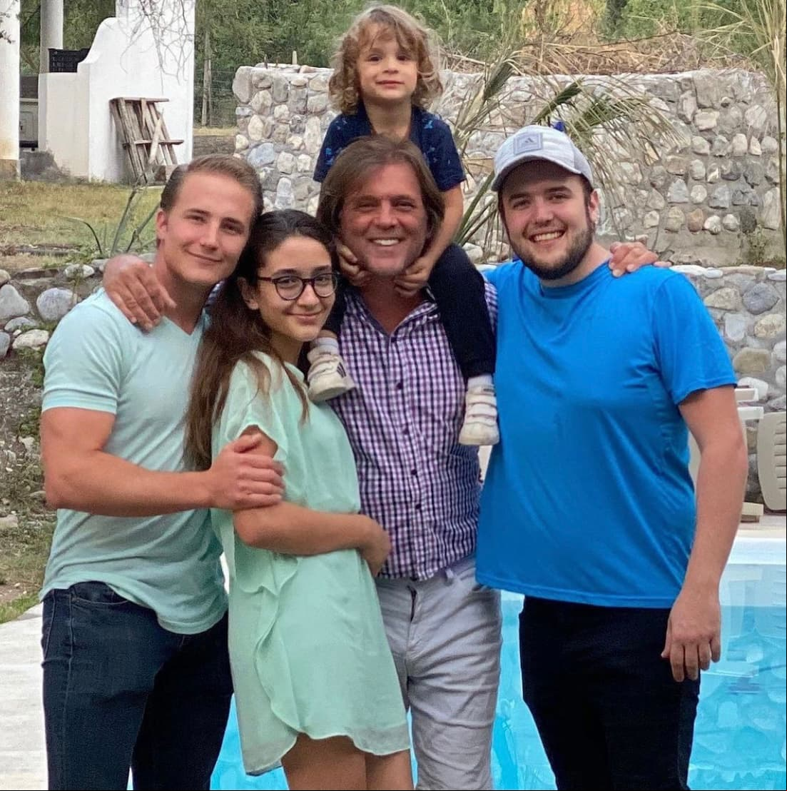 Ahora, Yannick y Andrik se han convertido en adultos y siguen conviviendo de manera estrecha junto a su padre y a su nueva familia, pues, desde 2011, René mantiene una relación sentimental con la actriz venezolana Rubí Cardoso, quien ya era madre de una pequeña llamada Jade, y con quien recibió a su hijo Ian, en enero 2017.