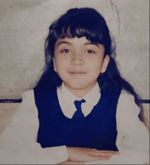 Norma Monserrat Bustamante Laferte, nombre completo de la cantante de "Tu Falta de Querer" nació el 2 de mayo de 1983, en Viña del Mar, Chile. Desde pequeña, se caracterizó por el contraste de su cabello negro y su temprano interés por la música; ganó a los nueve años su primer premio en un concurso escolar en la escuela.