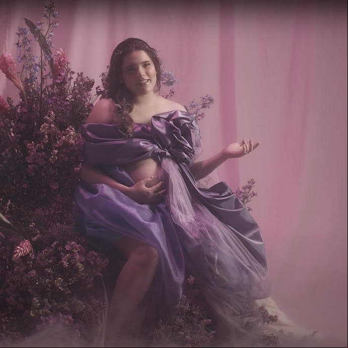 Y es que de acuerdo con América Guinart, la cantante tuvo desprendimiento de placenta, hematomas, placenta baja y fuertes dolores ocasionados por 8 piedras en la vesícula.