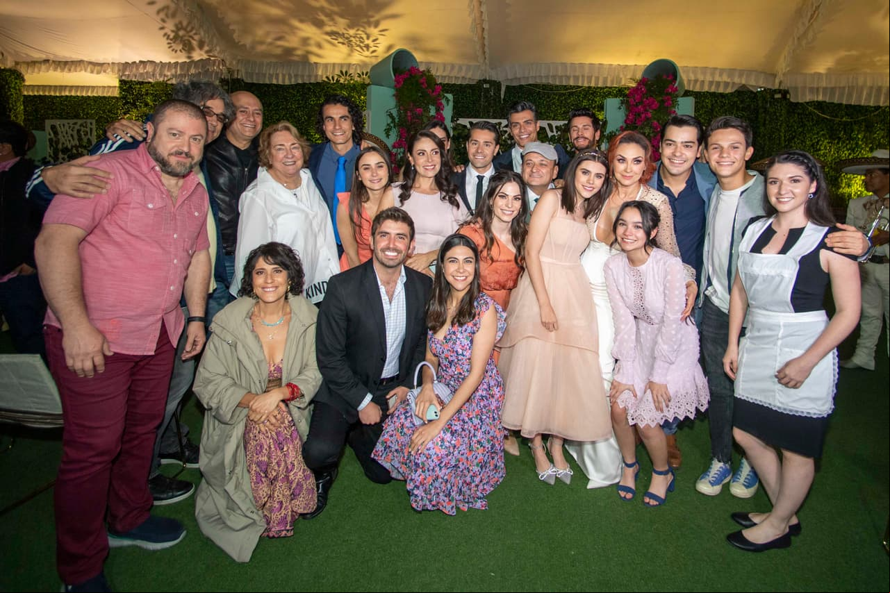 Al final de la escena, todo el elenco se tomó la foto del recuerdo para cerrar "La Madrastra".