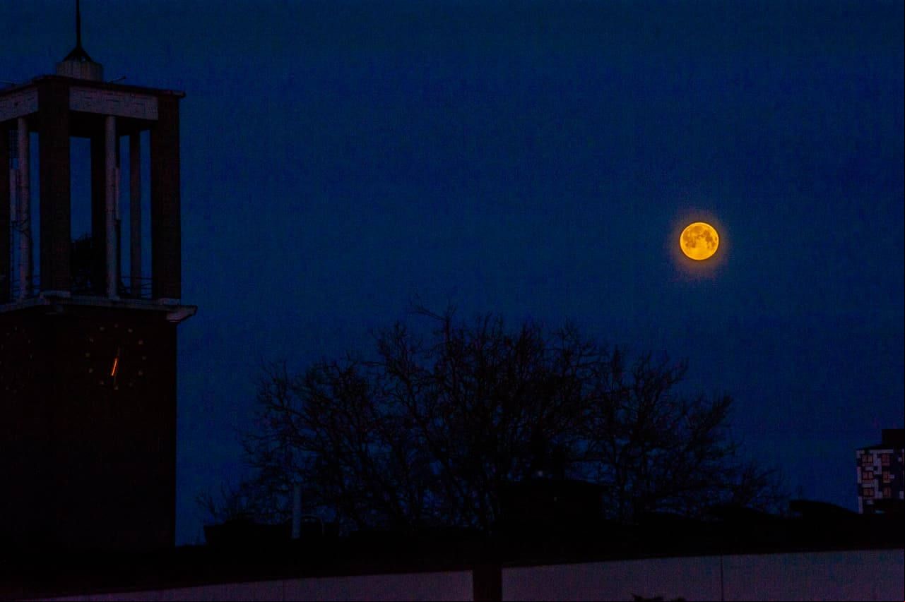7 de abril, Nimega. La luna llena de abril, también conocida como la luna rosa. La luna en sí no se veía rosa, pero puede parecer más dorada a medida que se eleva sobre el horizonte.