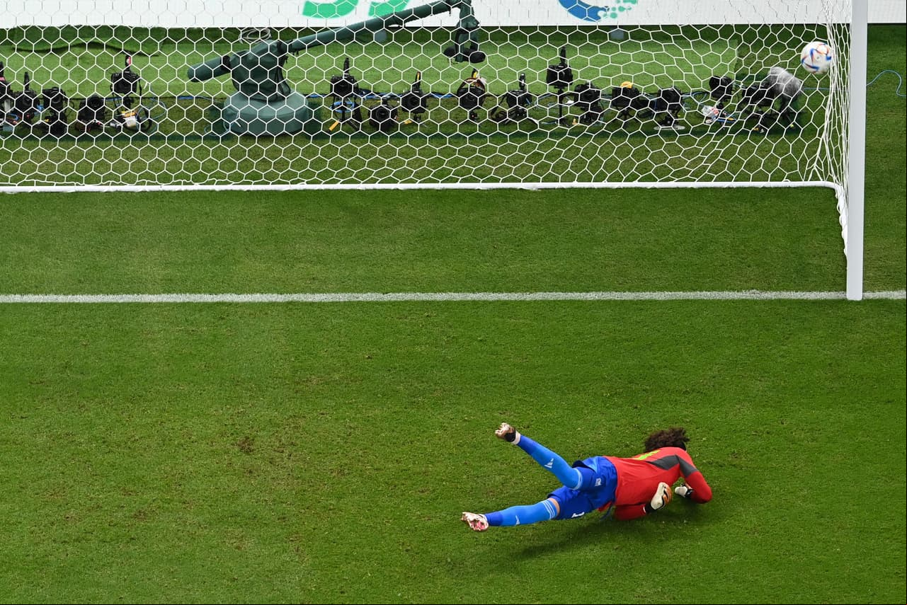 La Selección de Argentina sacó los tres puntos tres vencer a México por dos goles contra cero con las anotaciones de Messi y Fernández en el segundo tiempo con lo que se coloca en el segundo lugar del Grupo C y México cae al sótano.