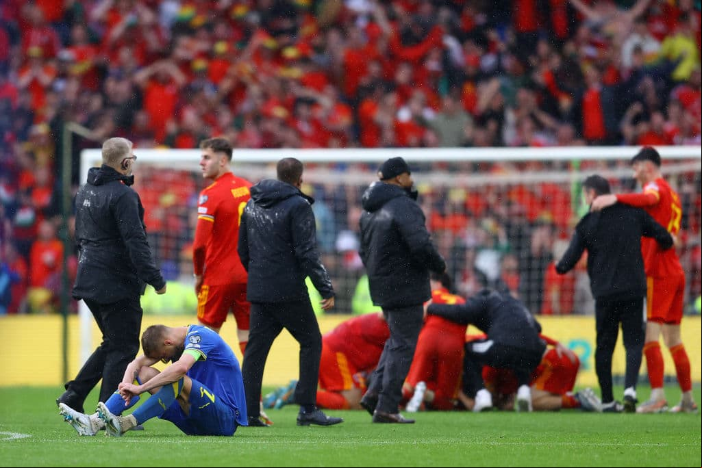 La selección de Gales se quedó con el último boleto de Europa boleto al Mundial de Qatar 2022, tras vencer 1-0 a Ucrania con un gol en propia puerta de Andriy Yarmolenko.