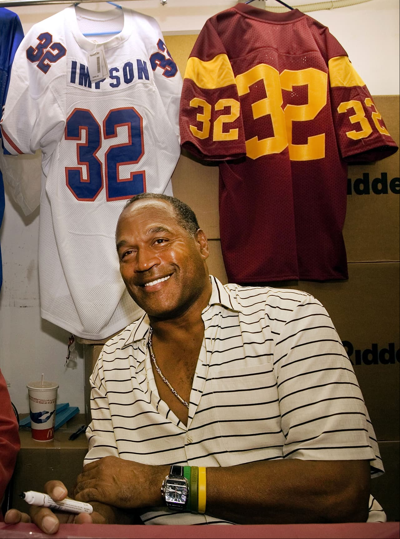 El deportista O.J. Simpson fue a juicio por el asesinato de su exesposa Nicole Brown y su amigo Ronald Goldman. Según Univisión, el jugador de futbol americano fue obligado a pagar 33.5 millones de dólares por daños.