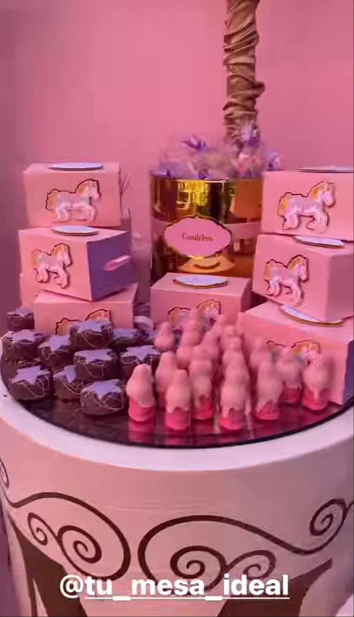 El evento también tuvo una mesa de dulces en la que se ofrecieron chocolates y golosinas decoradas con motivos rosas y morados.