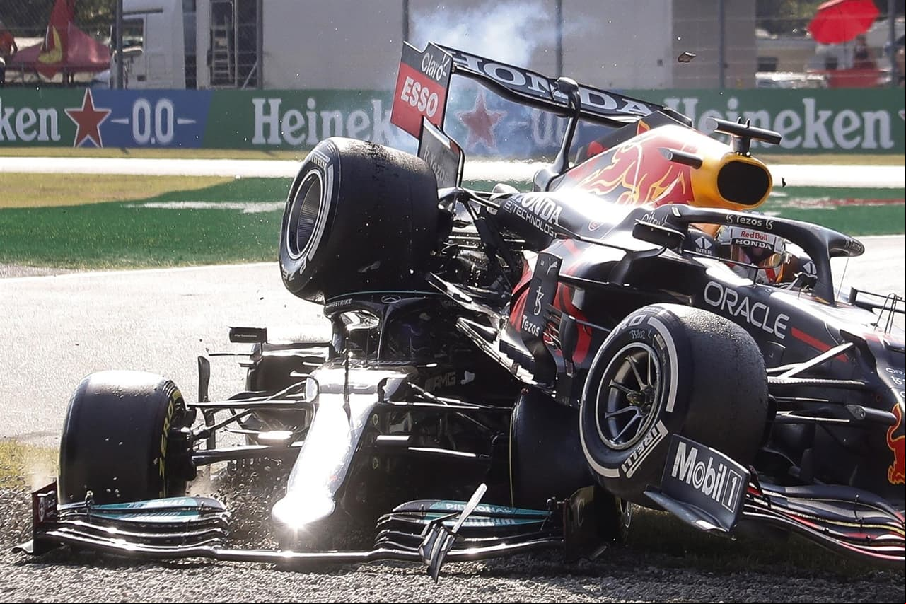 Daniel Ricciardo se lleva el Gran Premio de Italia y, en segundo lugar llegó su compañero Lando Norris, dandole a McLaren el uno dos en el podio. Max Verstappen y Lewis Hamilton tuvieron un incidente al inicio de la carrera, dejándolos fuera, mientras que Sergio Pérez llegó en tercer lugar pero tras una penalización, cayó a la quinta posición.