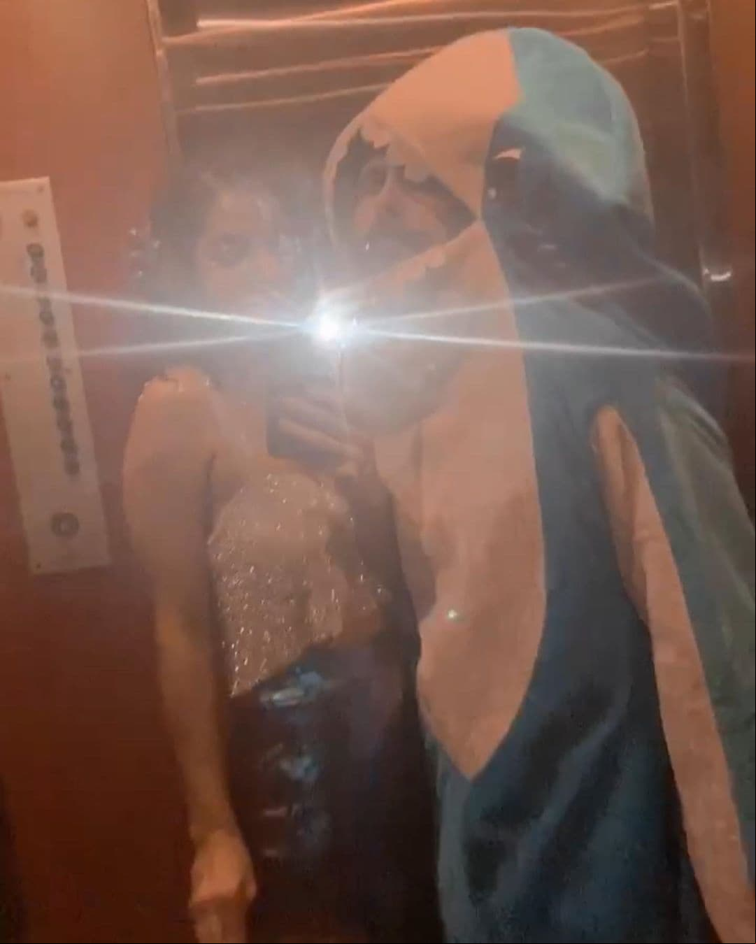 Aunque el flash no deja apreciar muchos detalles de sus disfraces, Ela Velden y Emiliano Zurita se vistieron de sirena y tiburón respectivamente.