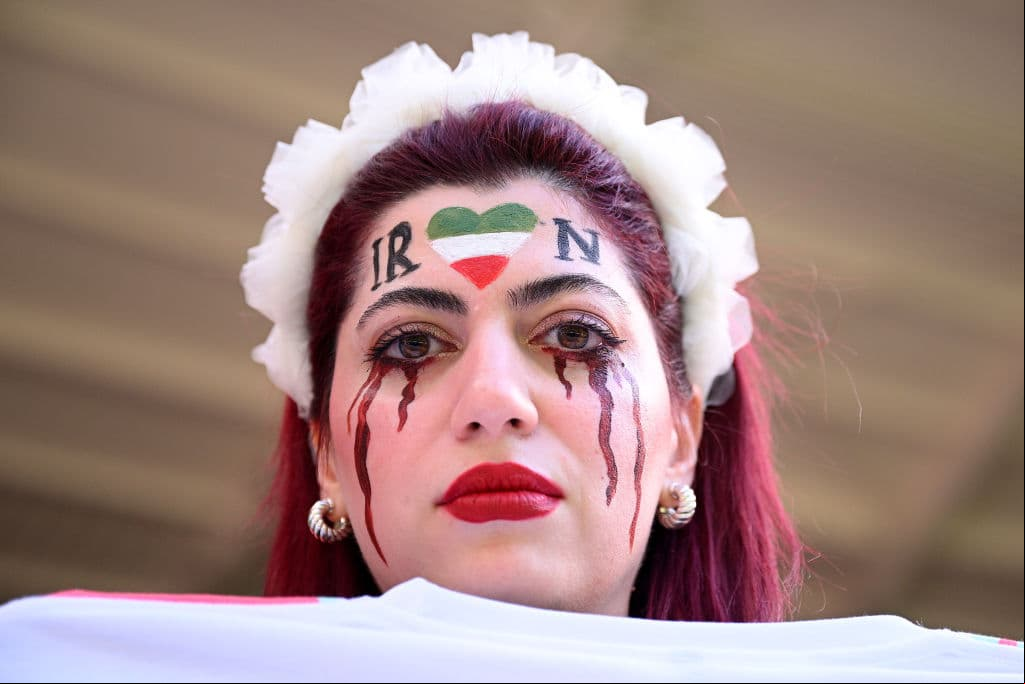 Una aficionada protestó por los derechos humanos de las mueres con maquillaje que simula lágrimas de sangre. La imagen se volvió viral en redes sociales.