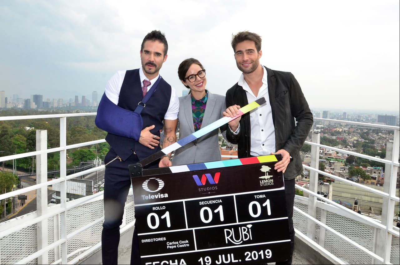Al final, José Ron, Camila Sodi y Rodrigo Guirao, protagonistas de la telenovela, posaron juntos para las cámaras.