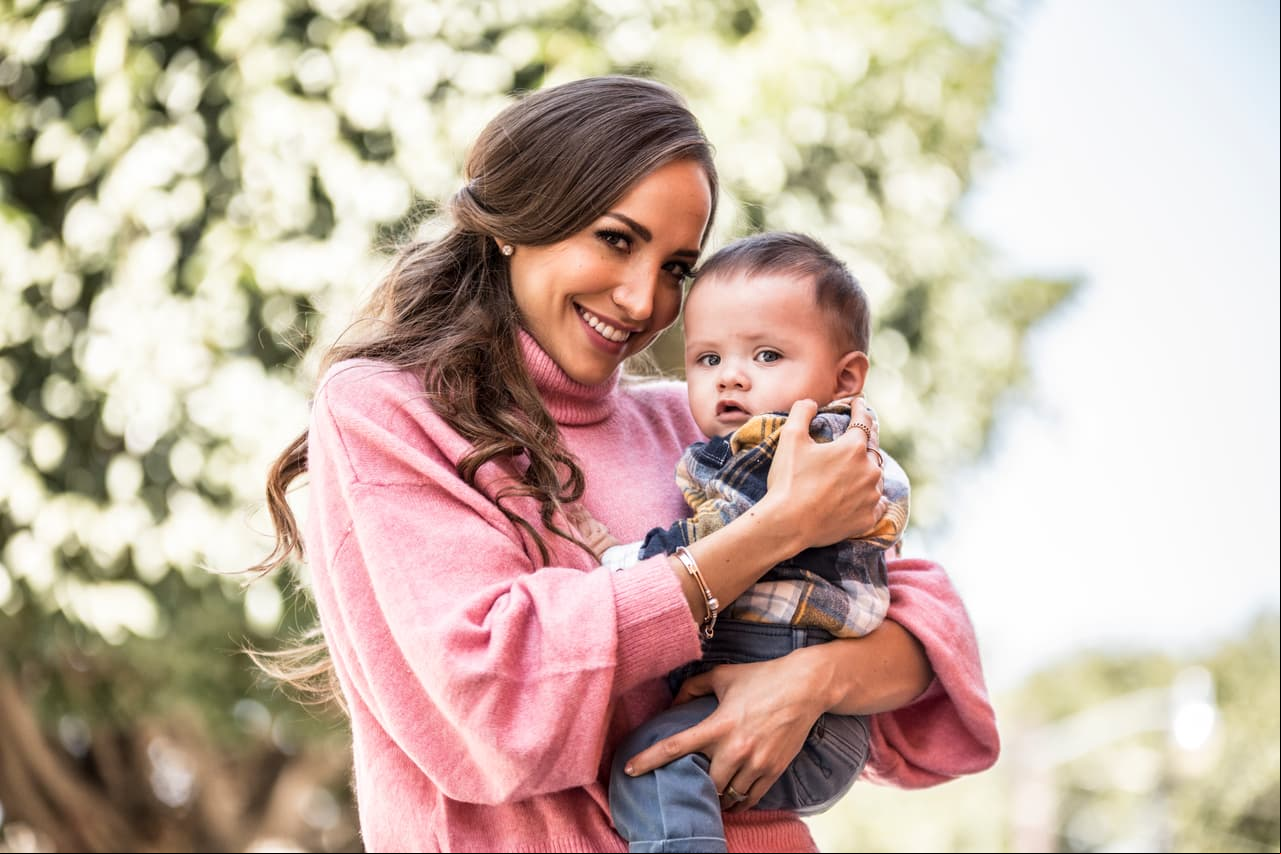 ¡Awww! Jessica Díaz cargando a un adorable bebé.