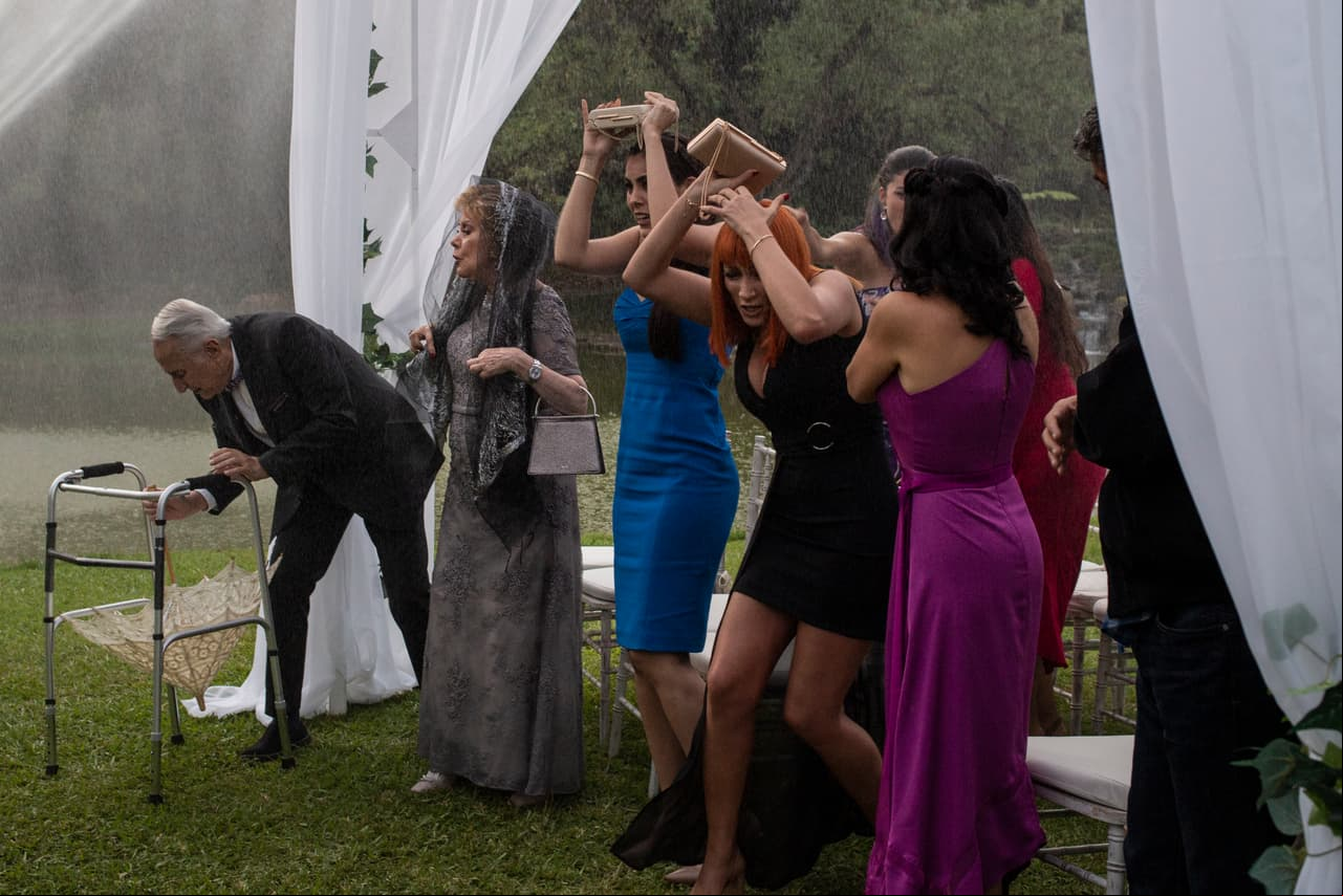 Pero cuando ya iba a iniciar el bailongo... ¡cayó una terrible lluvia!