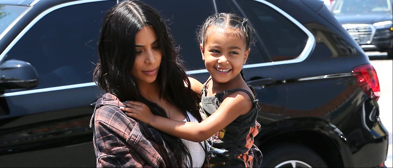 Kim Kardashian junto a su hija North