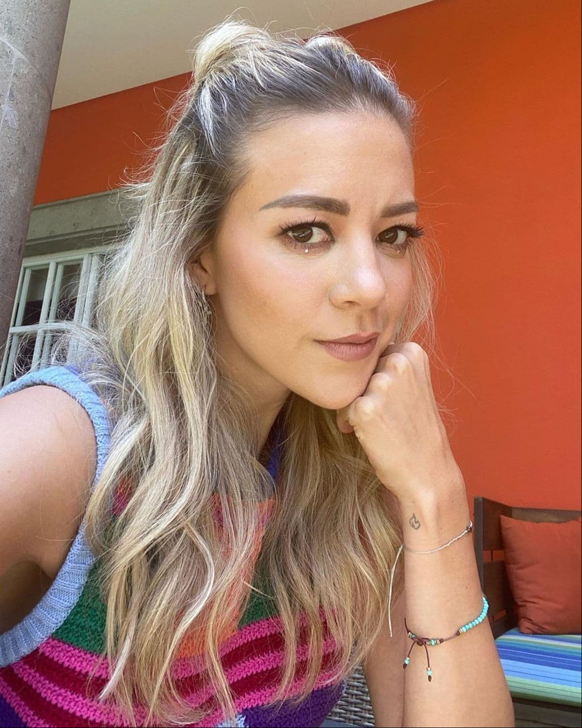 Fernanda Castillo presume anillo de leche materna