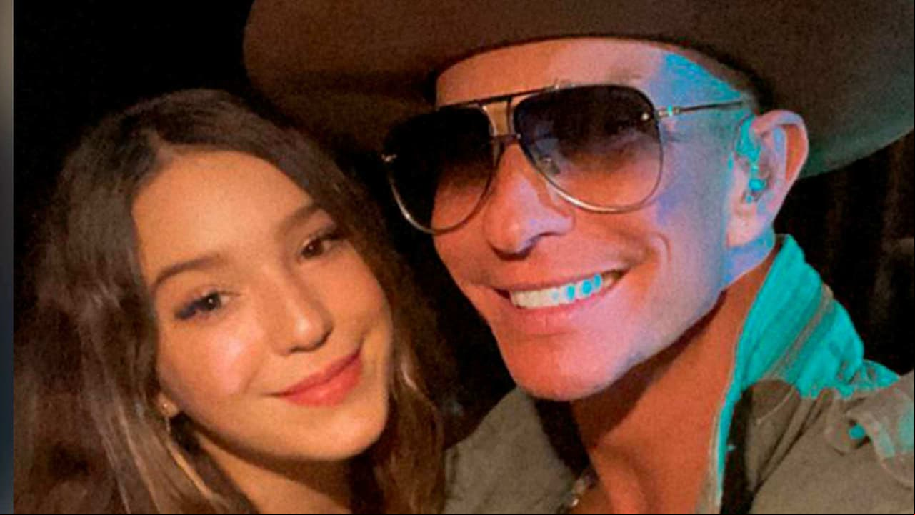 Con 15 años, hija de Andrea Legarreta se convierte en chofer de su papá: ‘Maneja en el periférico’