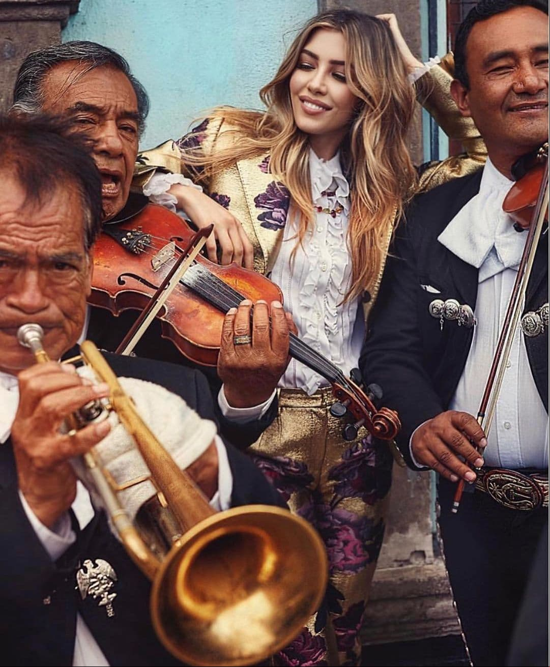 Aunque lleva varios años viviendo fuera del País, Michelle Salas expresó su amor y añoranza por México con el mensaje: "Al son del mariachi, te llevo siempre en mi corazón".