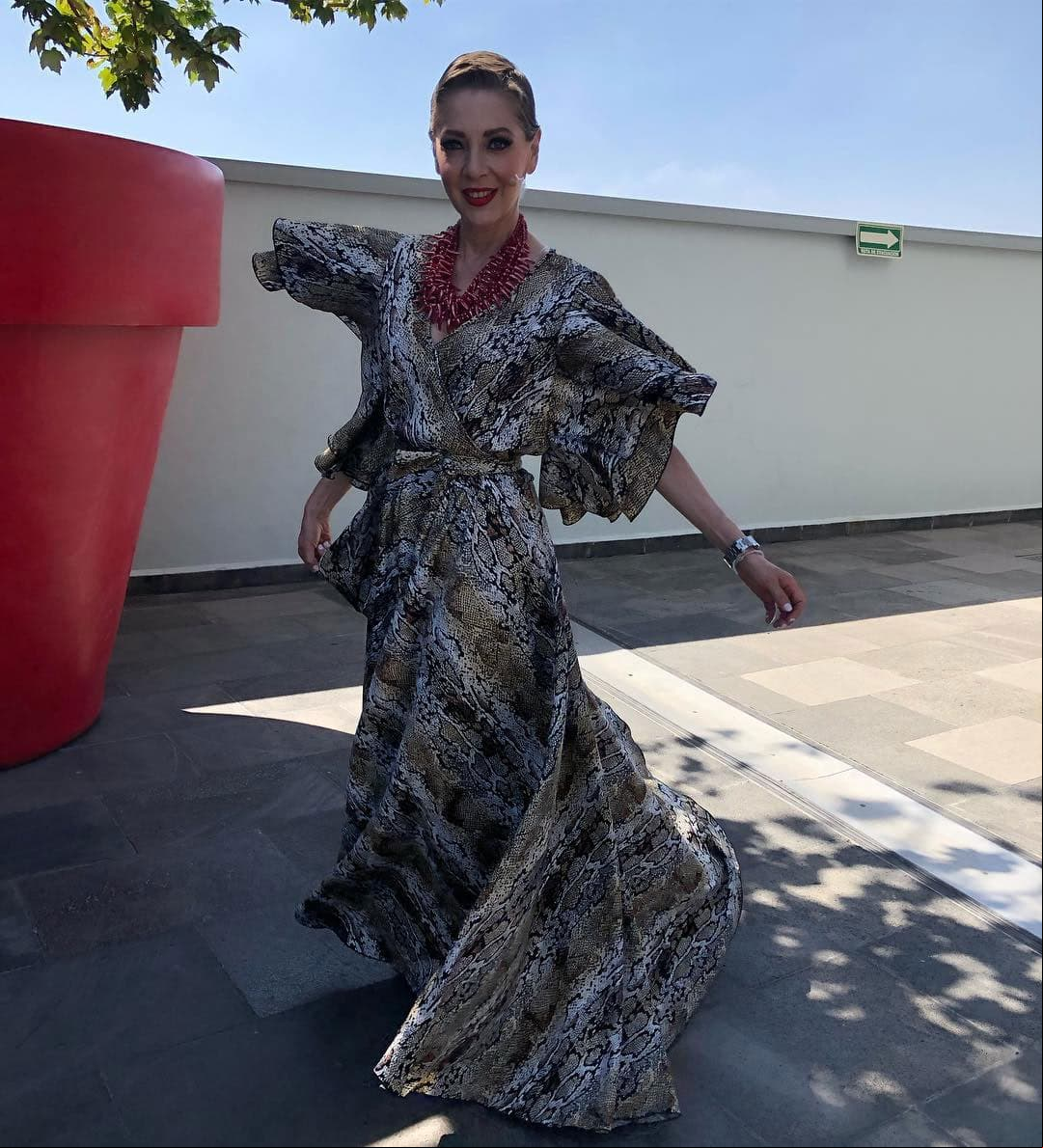 La actriz era muy comprometida con su trabajo, por ello disfrutó su etapa como conductora de un reality show de moda, mostrando con una gran sonrisa el look que utilizó en cada episodio.