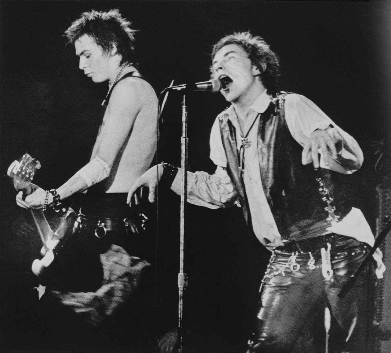 En 1978, Sid Vicious, integrante de la banda Sex Pistols, asesinó a su novia Nancy Spungen, pero no fue condenado porque murió de una sobredosis antes del juicio.