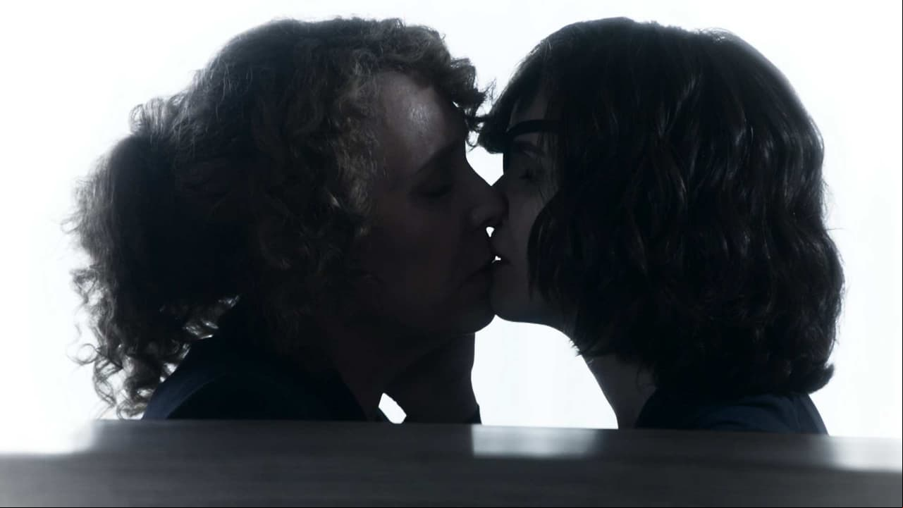 Catalina chantajea a Gélica con un apasionado beso