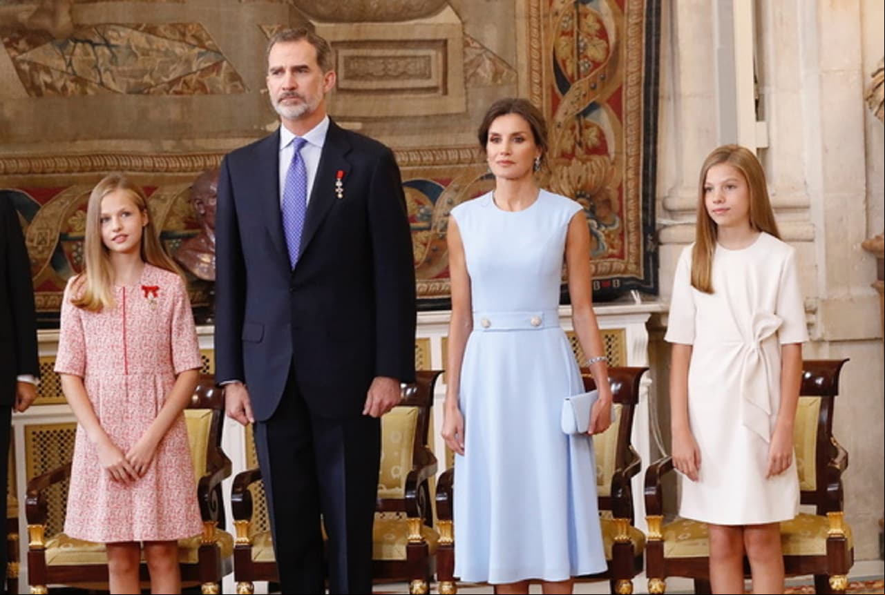 Hoy, 19 de junio, en el marco de su 5° aniversario como Reina Consorte de España, portó un vestido color baby blue a un evento oficial en compañía de su marido, el rey Felipe IV y las Infantas Leonor y Sofía.