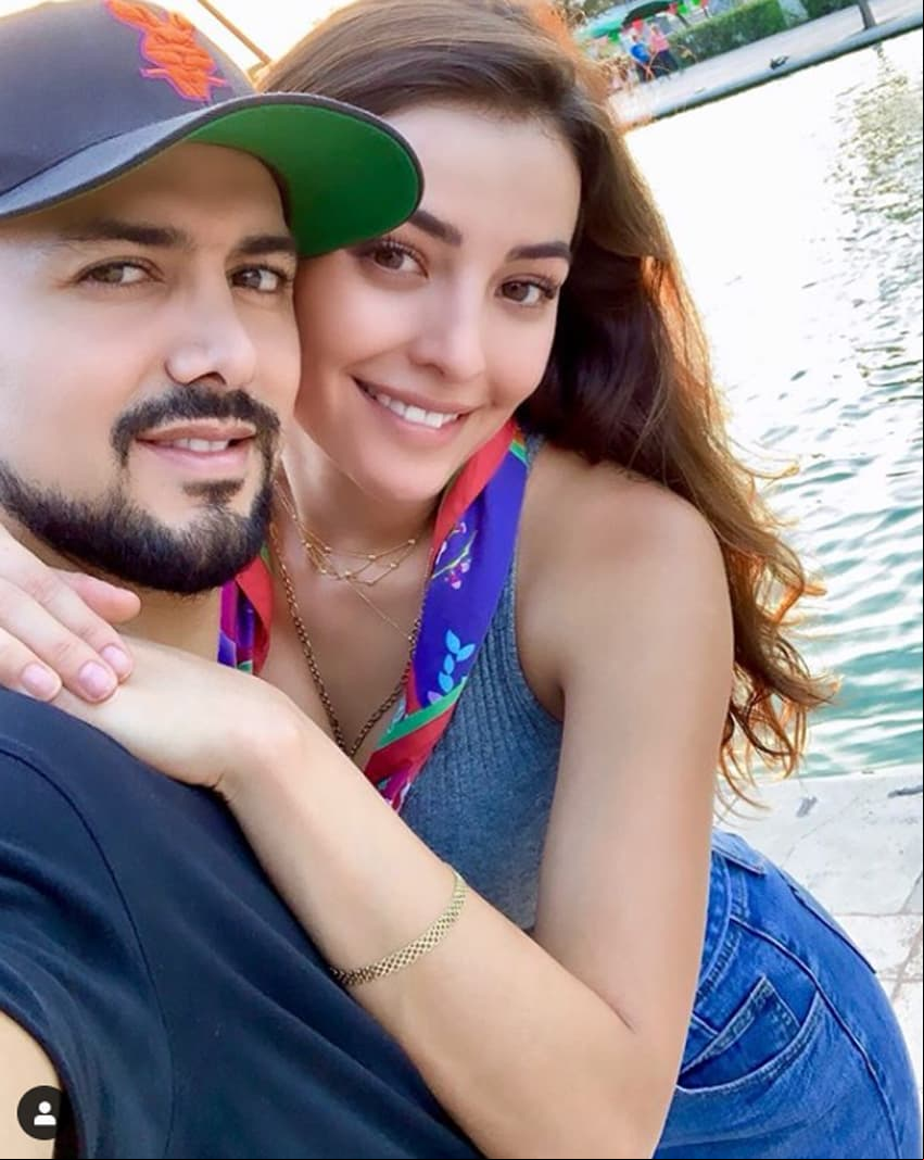 “Todo me gusta de ella, me gusta su forma de ser, cómo me trata, su sonrisa, sobre todo, cómo es por dentro, es una persona que siempre está en las buenas y en las malas, que siempre está firme con sus decisiones, que es entregada a lo que le gusta y que se ama, se ira a sí misma, creo que eso es muy importante y que me apoya en todo”, aseguró.