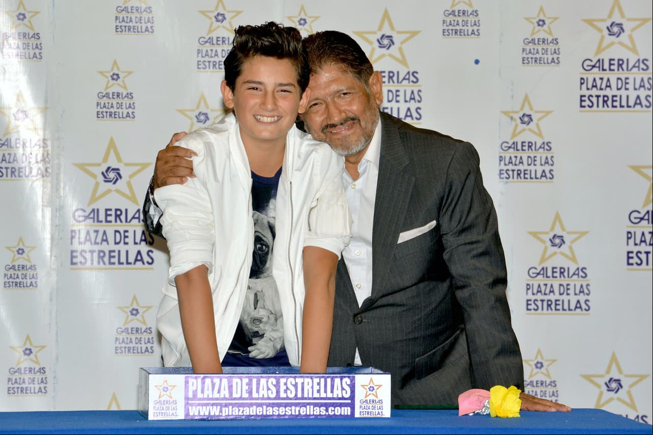 Emilio Osorio plasmó sus huellas en Plaza de las Estrellas en 2016 y estuvo acompañado por su padre Juan Osorio.