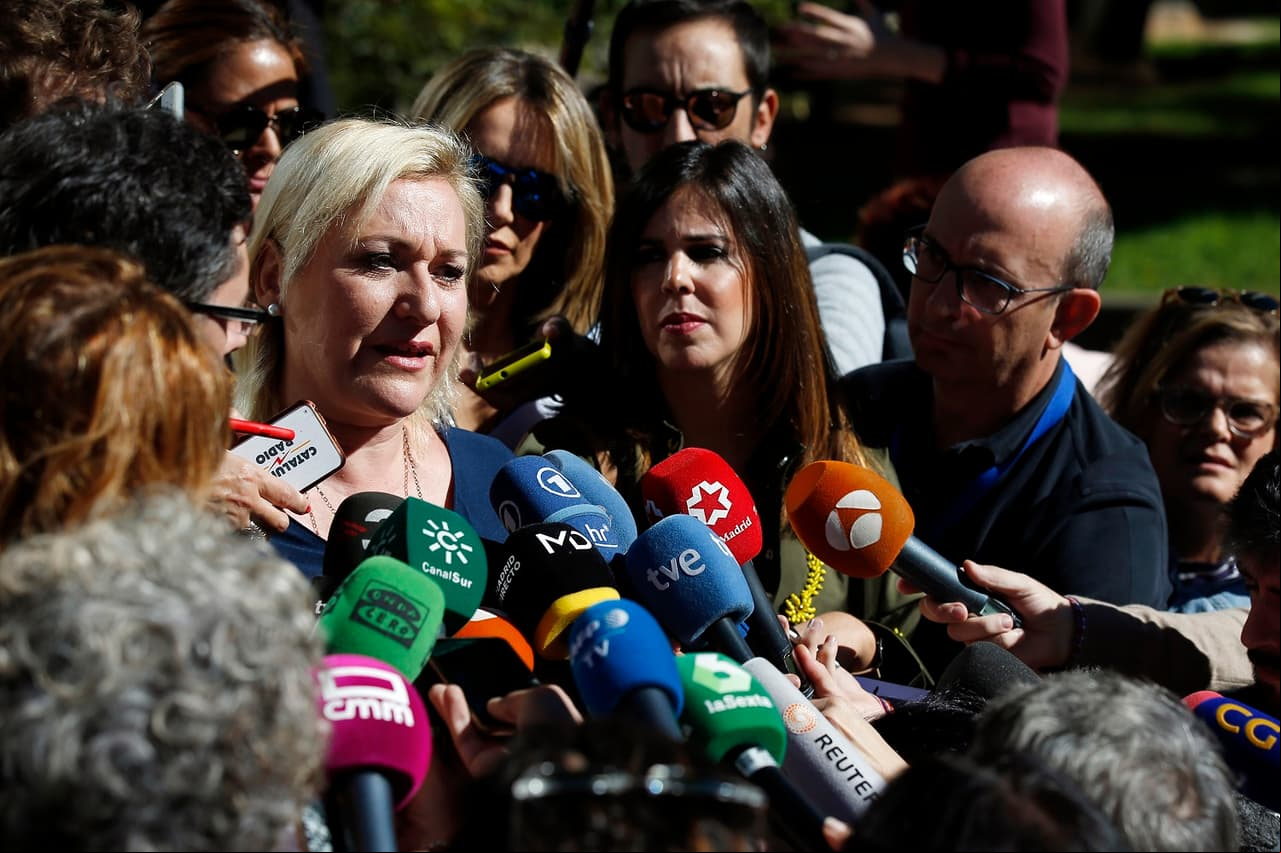 Mujer española encuentra a su familia biológica tras buscarla por 32 años