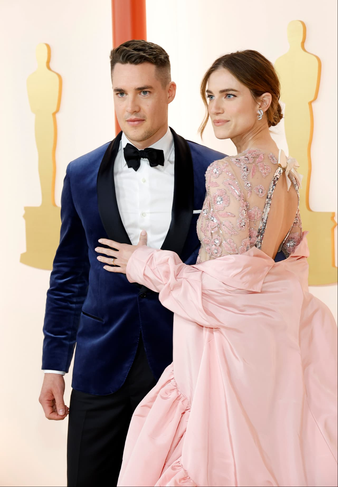 Allison Williams y Alexander Dreymon en los Premios Oscar 2023.