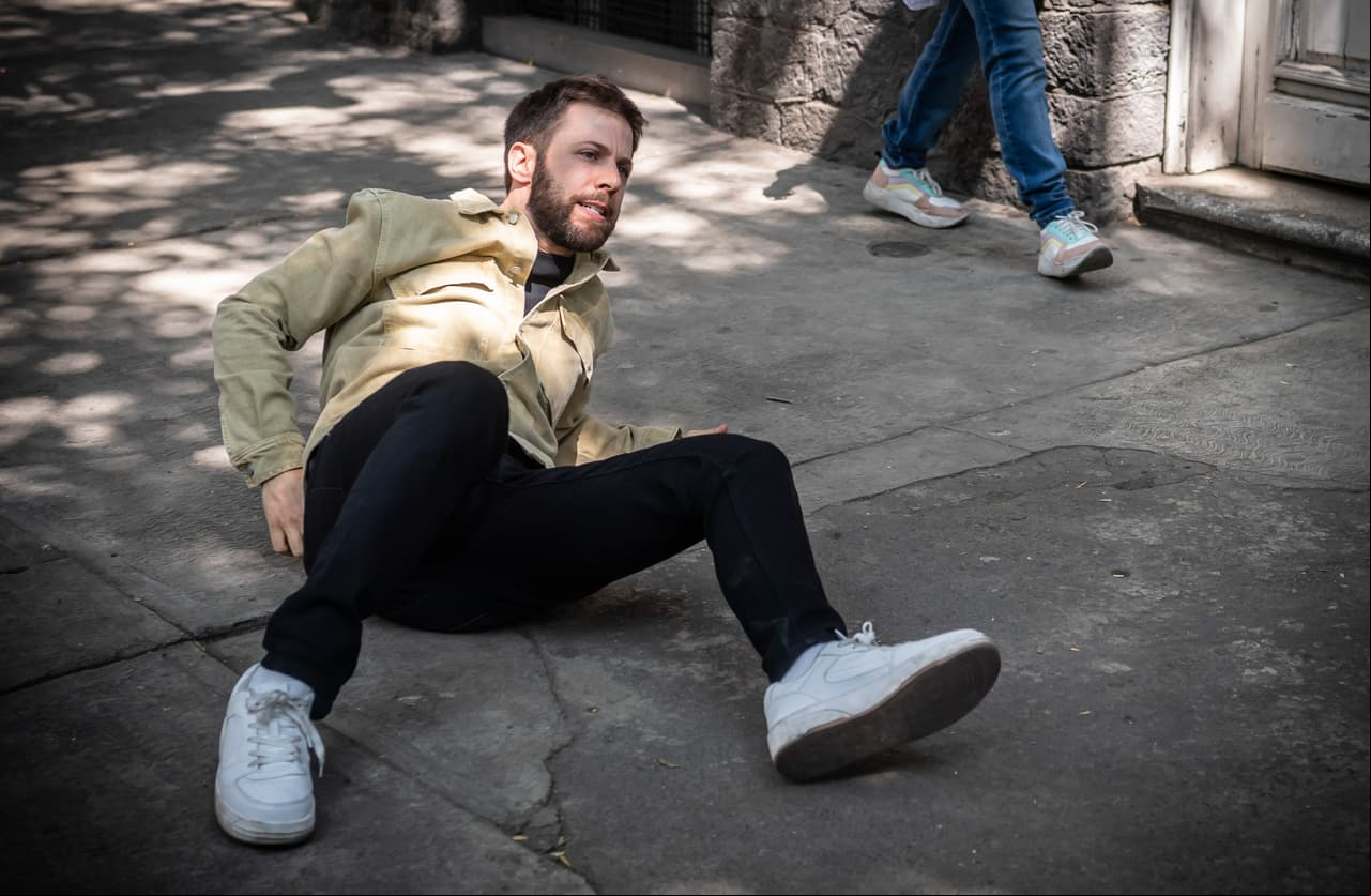 Luis Arrieta (Carlos) grabando lo que parece ser, una 'pelea' callejera, ¿quién estará del otro lado?
