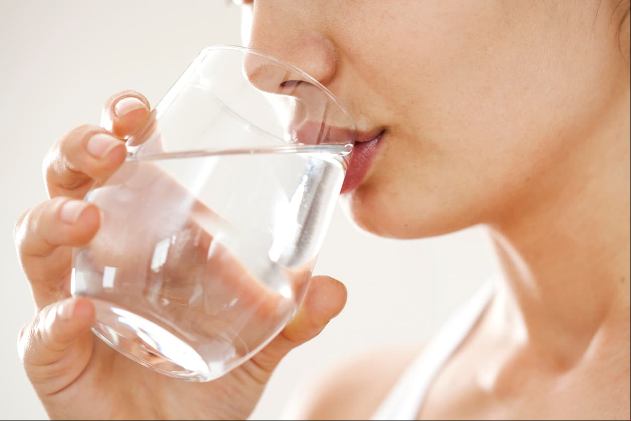 Agua fría o caliente, ¿cuál es mejor para bajar de peso?