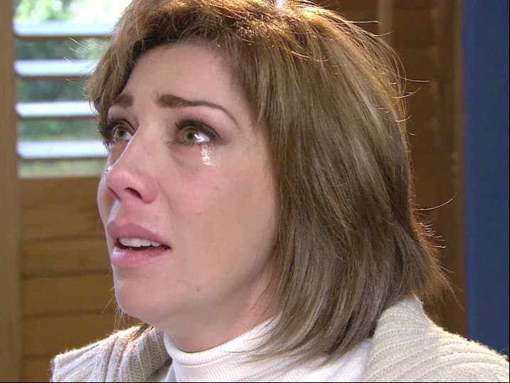 Cynthia Klitbo apareció en 'A la orilla del cielo', intepretando a una madre que se preocupaba y sufría por su hija, algo muy distinto para la ya consolidada villana de las telenovelas.