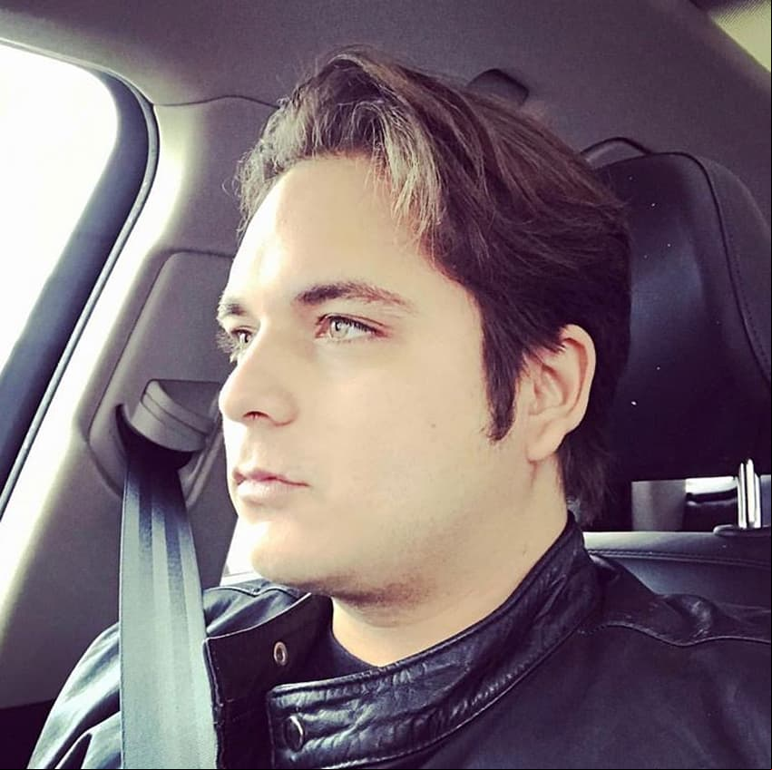 A dos décadas de que se emitió ‘Cómplices al rescate’, Fabián sigue inmerso en el mundo artístico, pero tras bambalinas, ya que se enfocó en la parte de producción y dirección, dejando en el pasado su fama como galán de telenovelas, además dio clases de actuación.