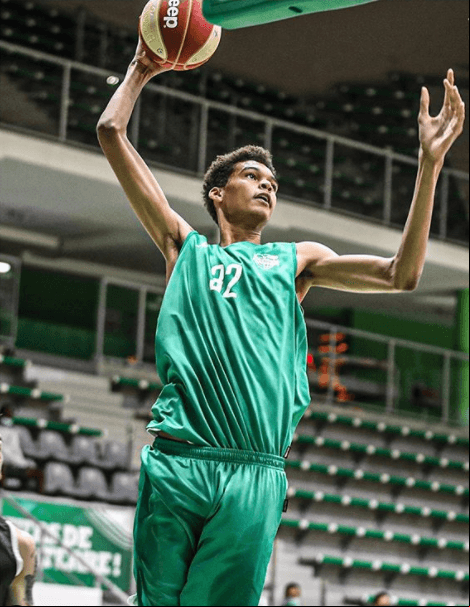 Sus padres fueron deportistas. Su madre jugó basquetbol y su padre realizó salto de longitud.