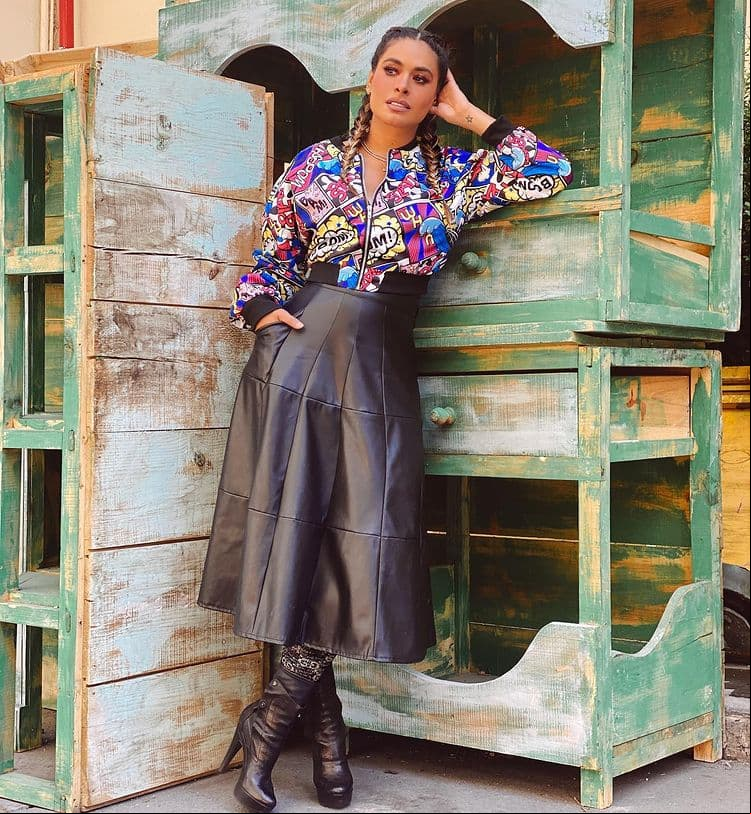Uno de los outfits que más revuelo causaron en redes sociales, fue el que utilizó en enero pasado; cuando lució una chamarra con motivos de comics con un costo superior a los mil 250 pesos y una falda de piel casi del mismo precio; pero en aquella ocasión lo que atrajo miradas fueron los calcetines de la marca Gucci que portó, que tienen oscilan los tres mil pesos.