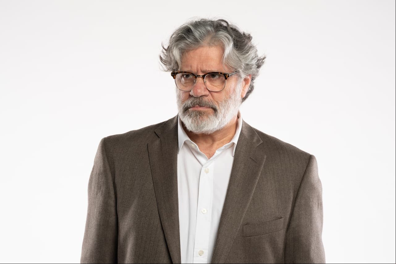 Camilo Guerra (Henry Zakka). Uno de los más prestigiosos neurólogos y psiquiatras del país, su especialidad son los temas del más allá.