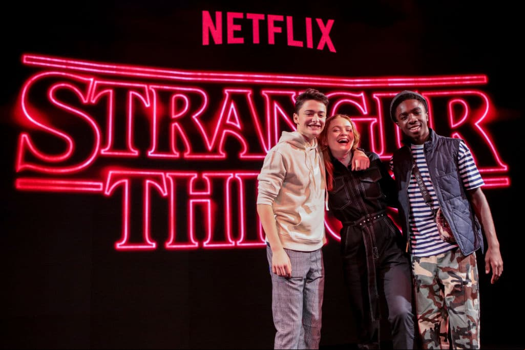 Eleven (Millie Bobby Brown ) y Will Byers (Noah Schnapp) se estaban adaptando a sus nuevas vidas en California, donde se mudaron al final de la tercera temporada después de la (aparente) muerte del Jefe Hopper (David Harbour).