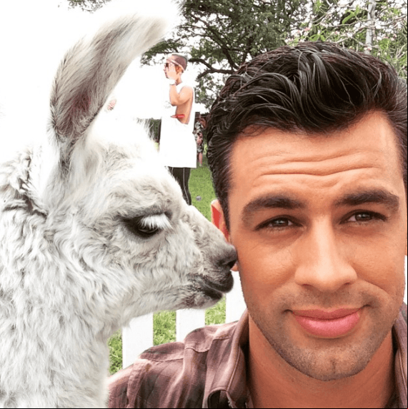 El actor, quien mide 1.85 m. de altura, es amante de la naturaleza y los animales.
