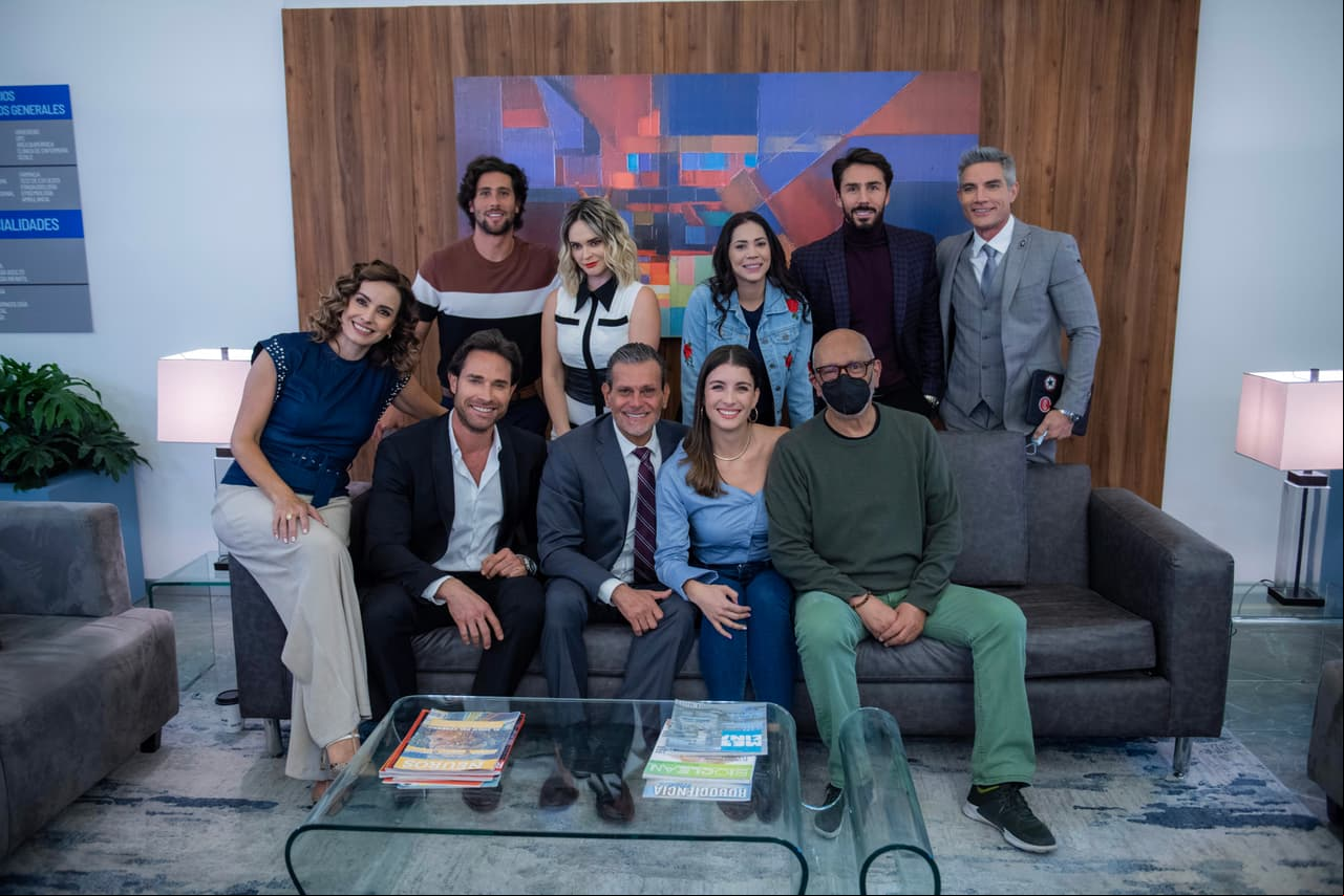 El elenco de "Los ricos también lloran" se tomó la fotografía del recuerdo en este impactante momento.