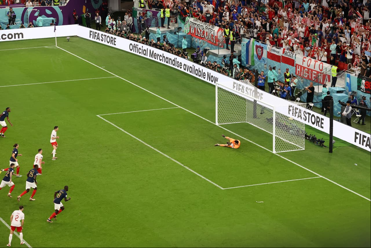 Lloris lo atajó, pero el árbitro por repitió por no tener los dos pies sobre la línea de gol.