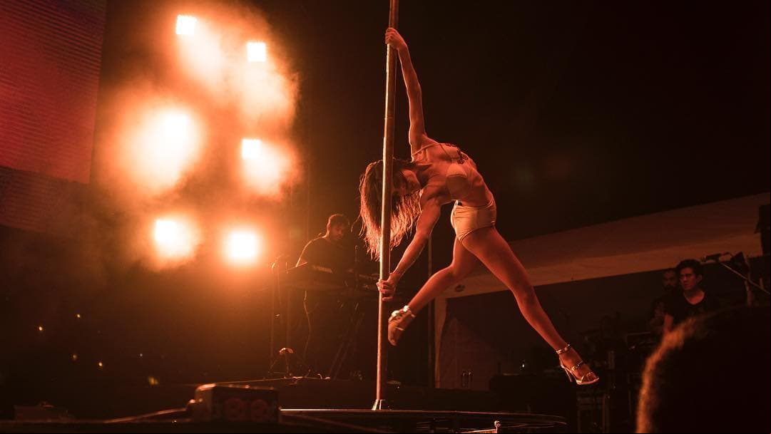 ¿Te imaginas una bienvenida de María León en pole dance?